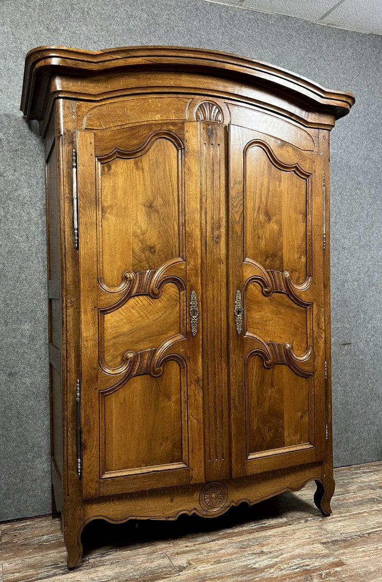 Armoire Louis XV Charolaise en noyer massif d'époque XVIII siècle