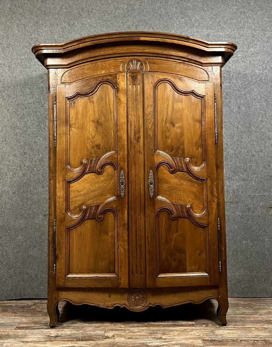 Armoire Louis XV Charolaise en noyer massif d'époque XVIII siècle