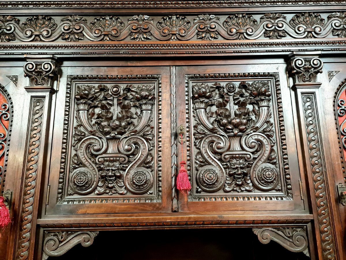 buffet Renaissance de château en noyer à patine brune vers 1850