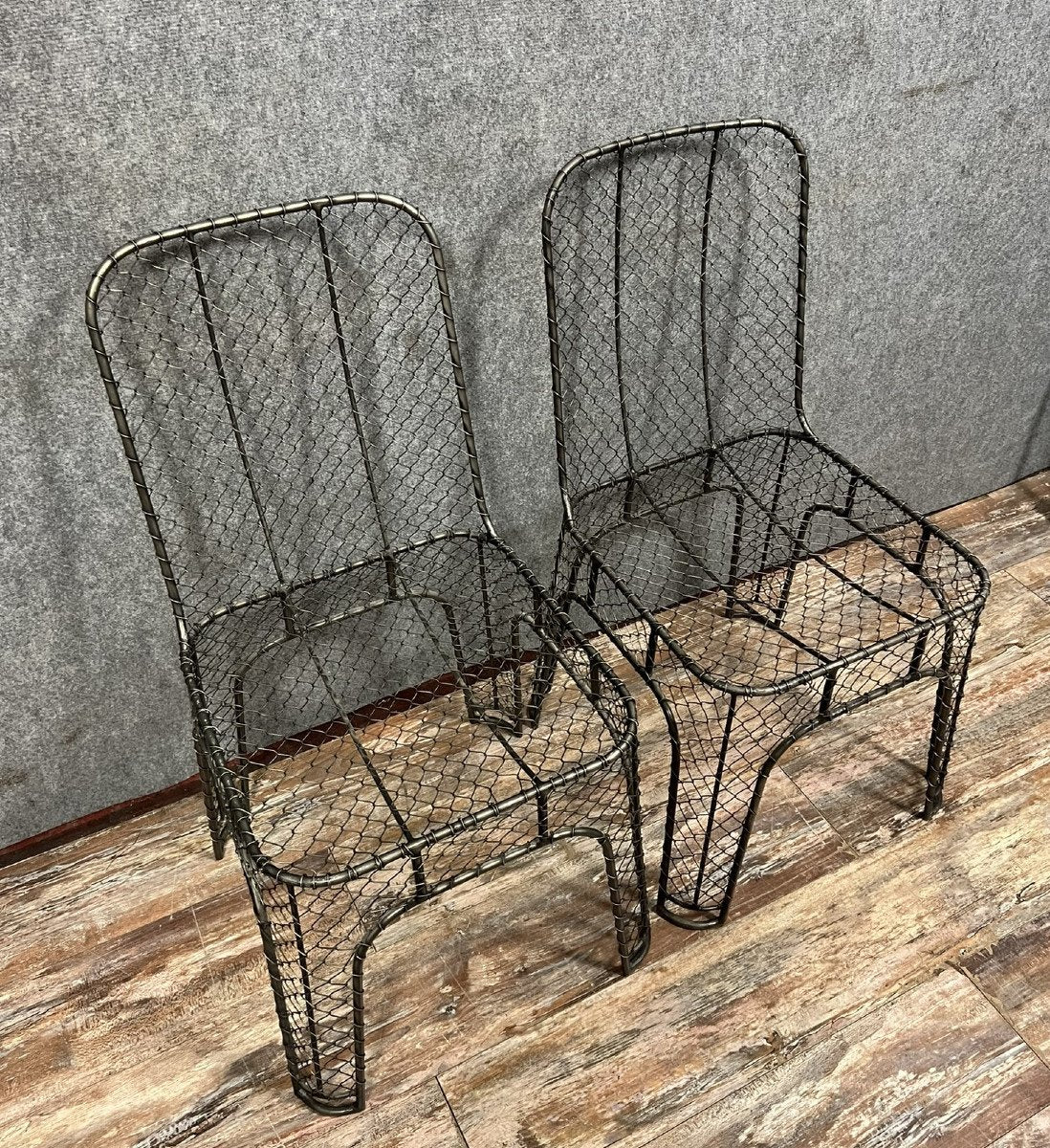 paire de chaises design industriel en fer tressé vers 1980