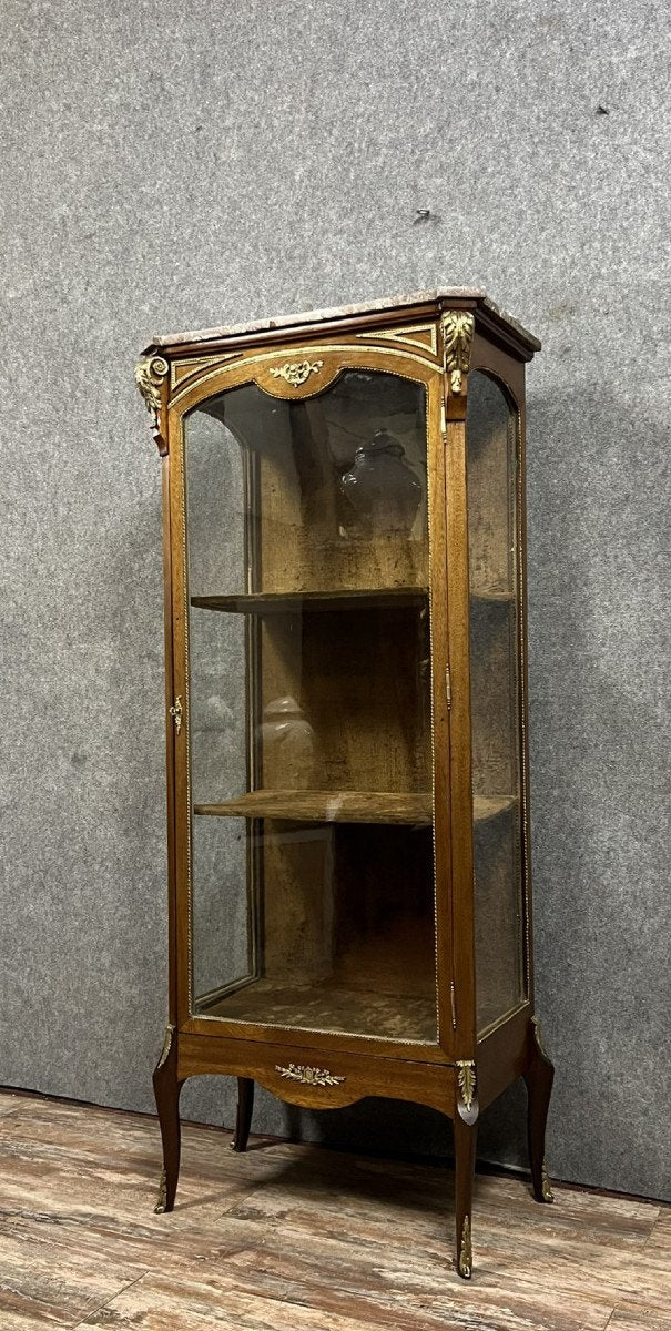vitrine a trois faces de style Louis XV en acajou et bronzes dorés vers 1850