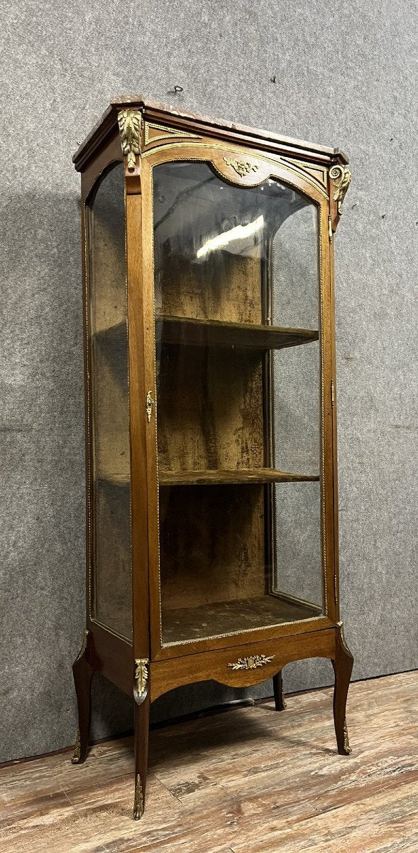 vitrine a trois faces de style Louis XV en acajou et bronzes dorés vers 1850