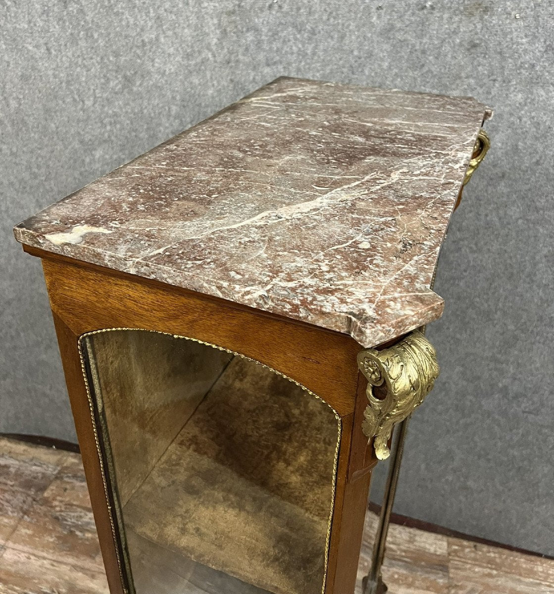 vitrine a trois faces de style Louis XV en acajou et bronzes dorés vers 1850