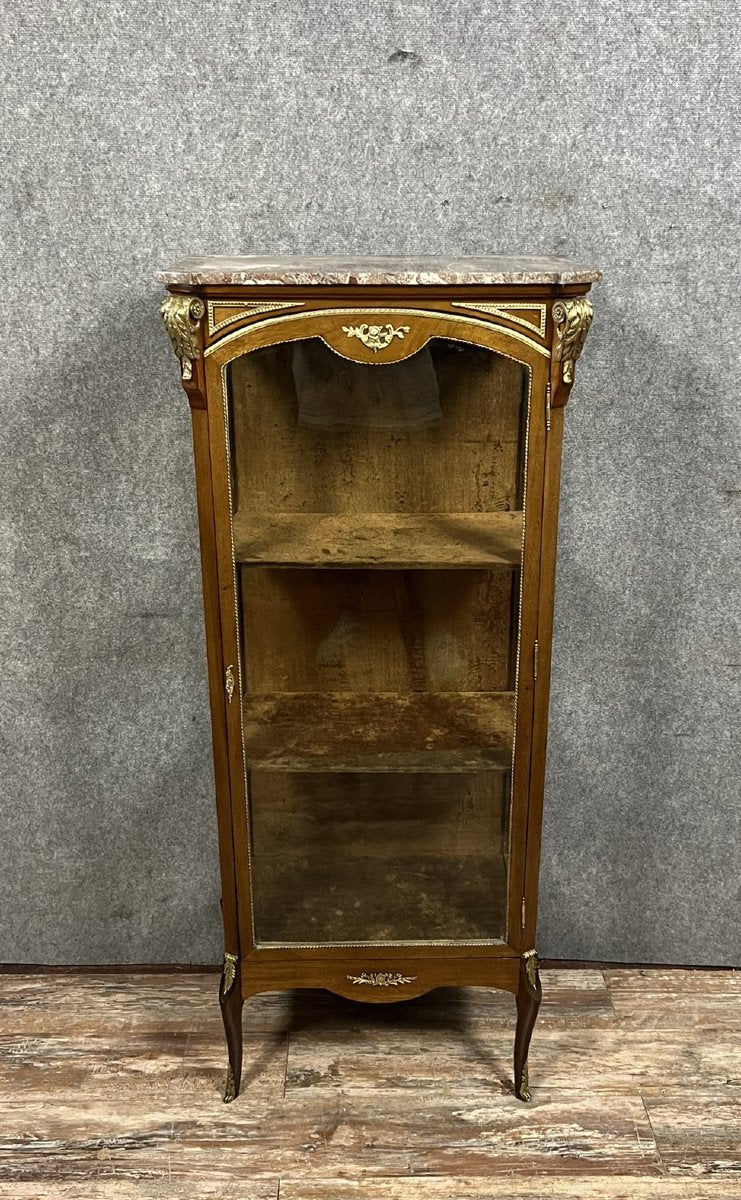 vitrine a trois faces de style Louis XV en acajou et bronzes dorés vers 1850