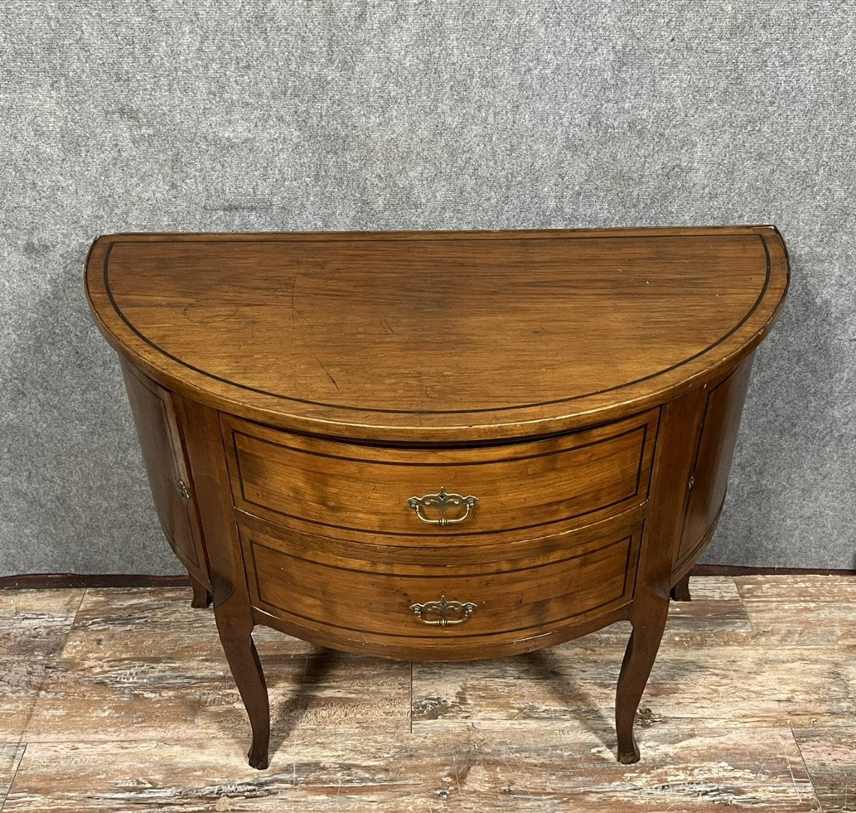 commode demie lune style Transition Louis XV / Louis XVI en acajou marqueté de filets d’ébène circa 1880
