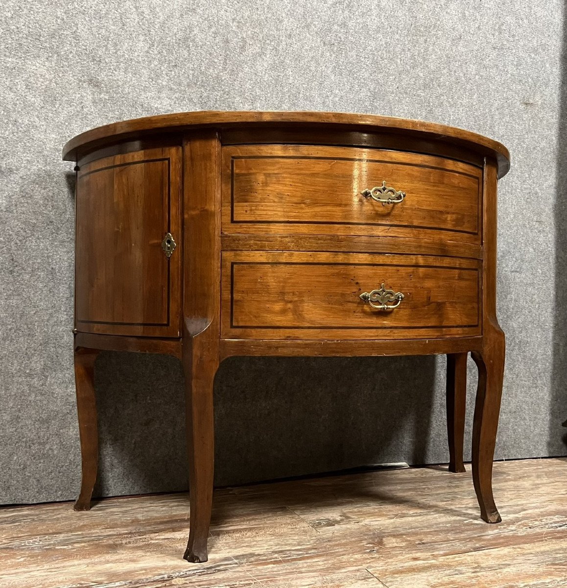 commode demie lune style Transition Louis XV / Louis XVI en acajou marqueté de filets d’ébène circa 1880
