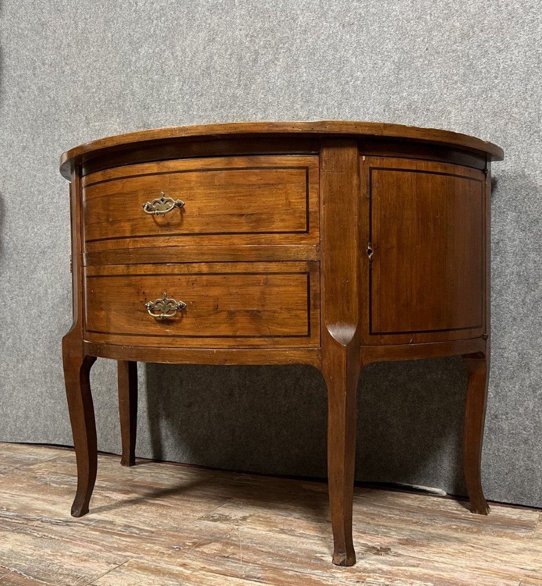 commode demie lune style Transition Louis XV / Louis XVI en acajou marqueté de filets d’ébène circa 1880