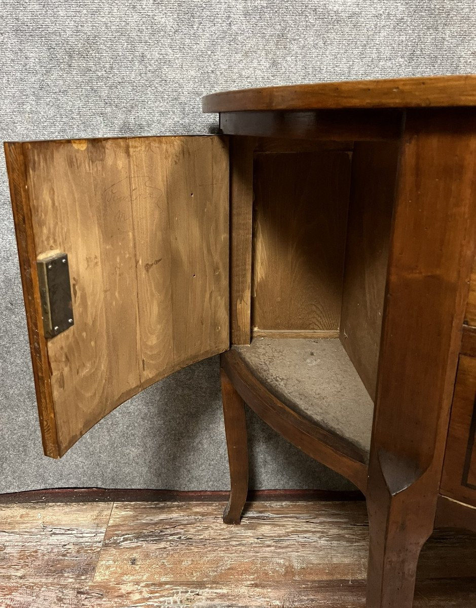 commode demie lune style Transition Louis XV / Louis XVI en acajou marqueté de filets d’ébène circa 1880