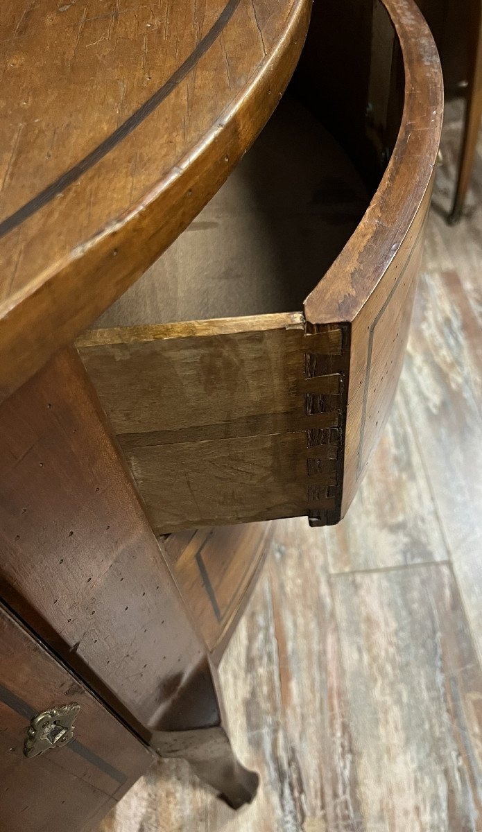 commode demie lune style Transition Louis XV / Louis XVI en acajou marqueté de filets d’ébène circa 1880