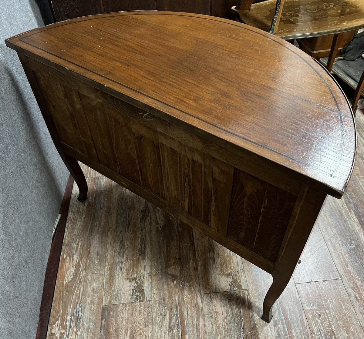 commode demie lune style Transition Louis XV / Louis XVI en acajou marqueté de filets d’ébène circa 1880