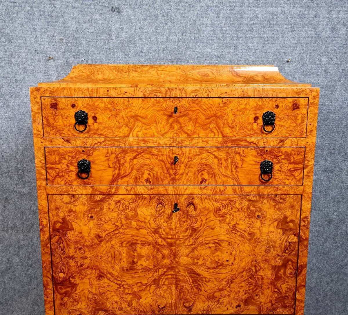 Secrétaire tulipe ou lyre Biedermeier en loupe de bois clair.