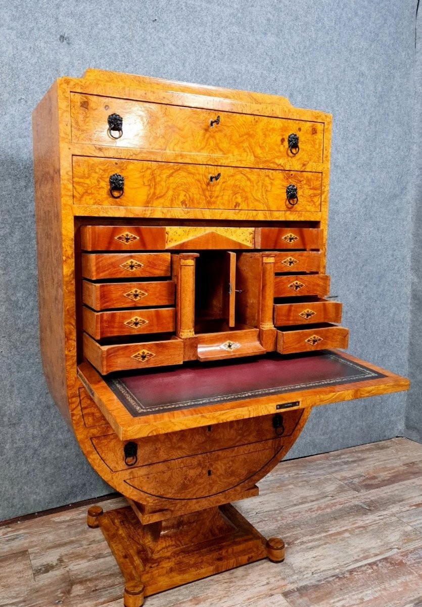 Secrétaire tulipe ou lyre Biedermeier en loupe de bois clair.