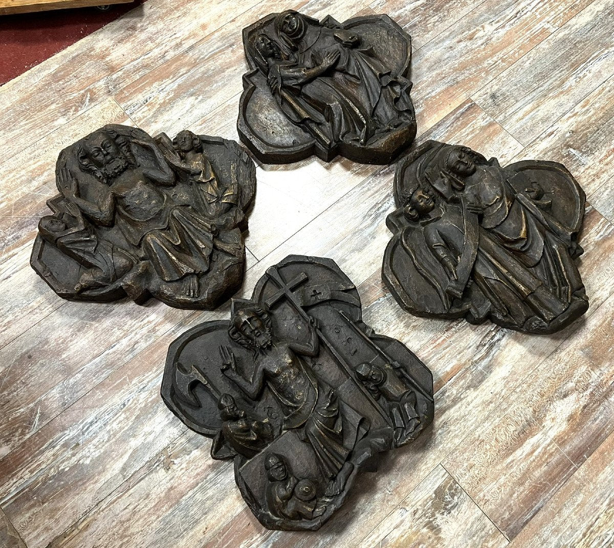 série de 4 panneaux d'un retable de dévotion en plâtre patinés époque XVII eme